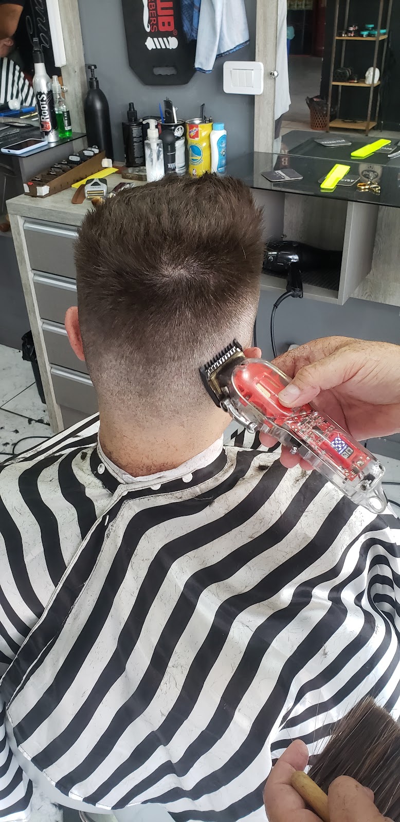 Detalhe do acabamento de um corte com máquina