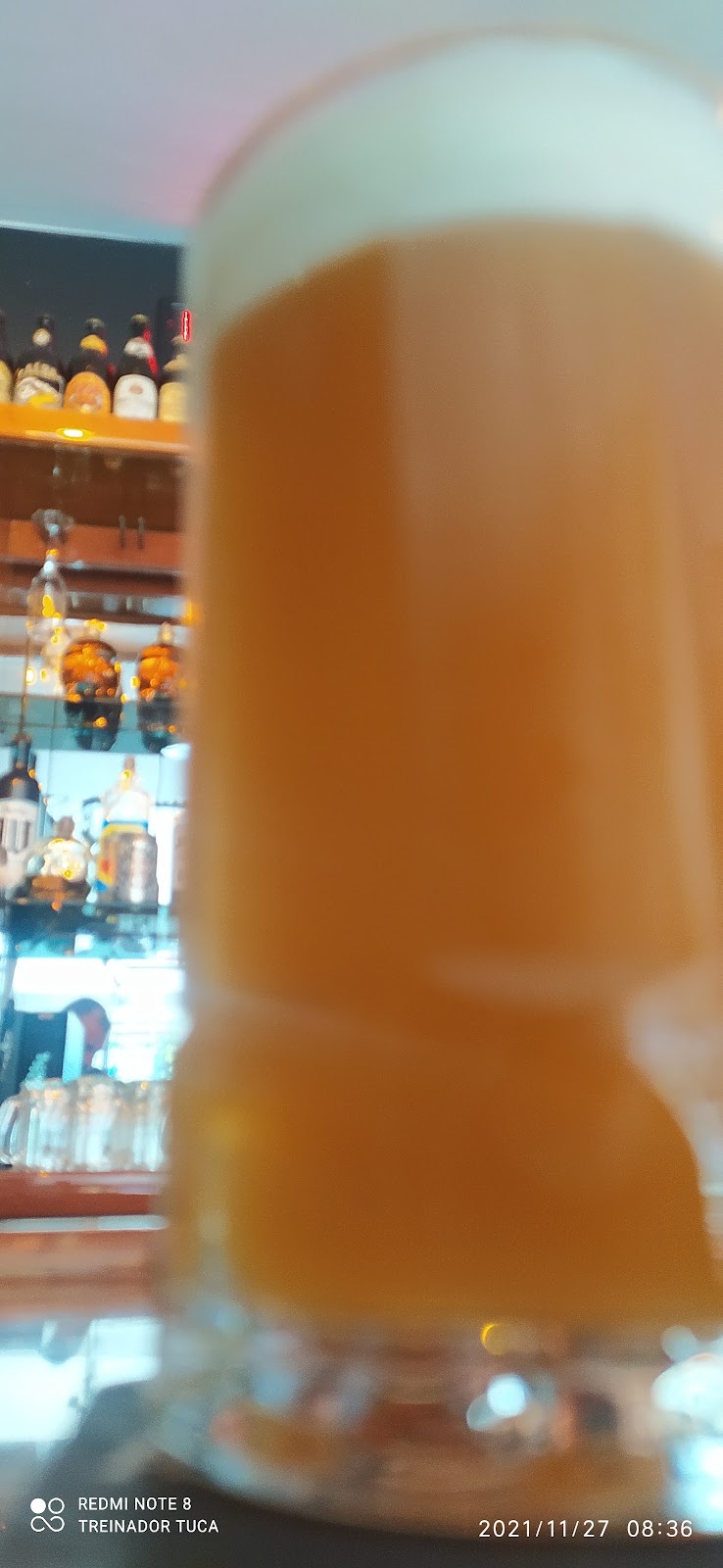 Chopp gelado servido no bar da barbearia